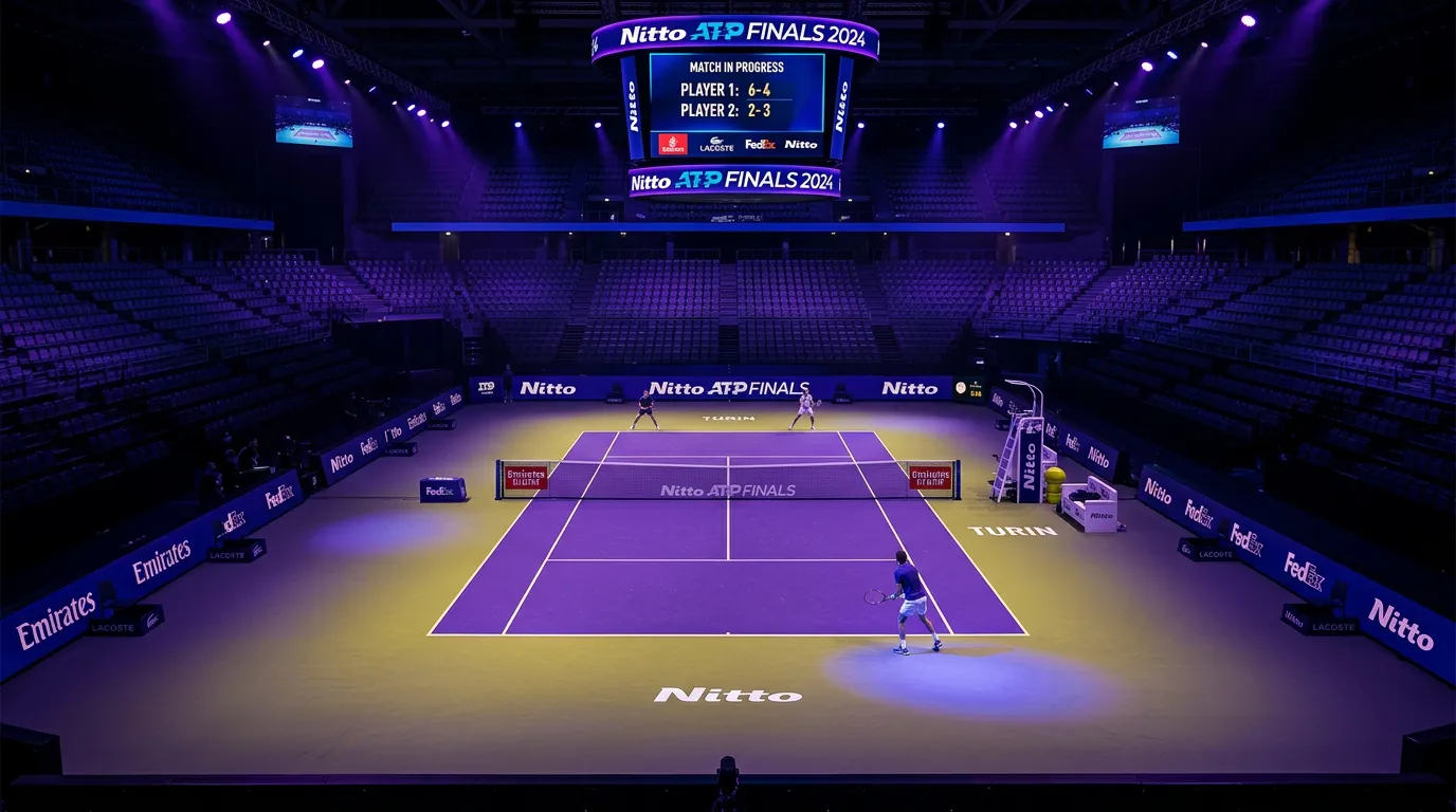 Pista de tenis de las ATP Finals con iluminación nocturna y marcador electrónico